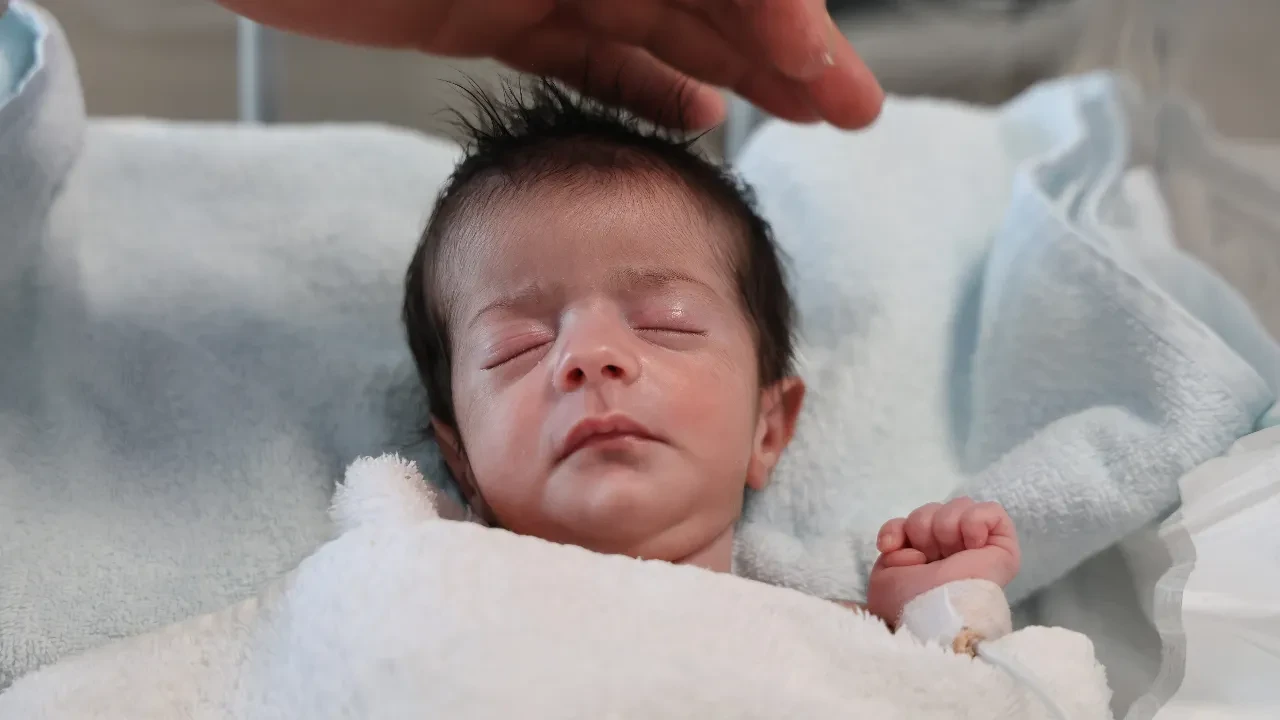 Doğuştan yemek borusu yok! Ameliyatla hayata tutundu