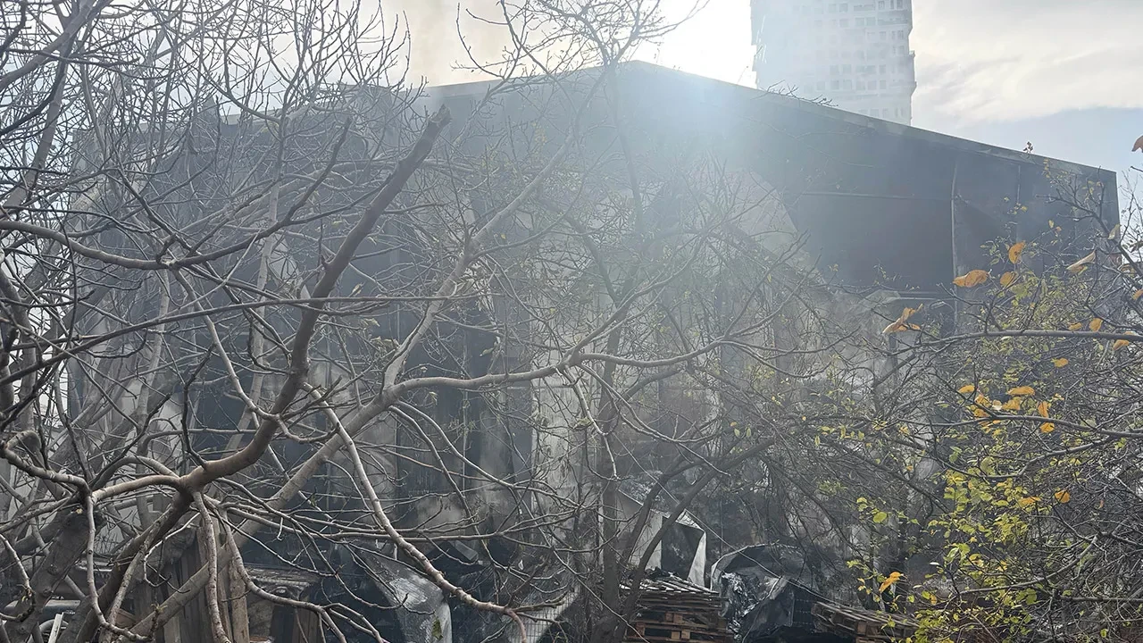 Esenyurt'ta korkutan yangın: Dumanlar metrelerce yükseldi