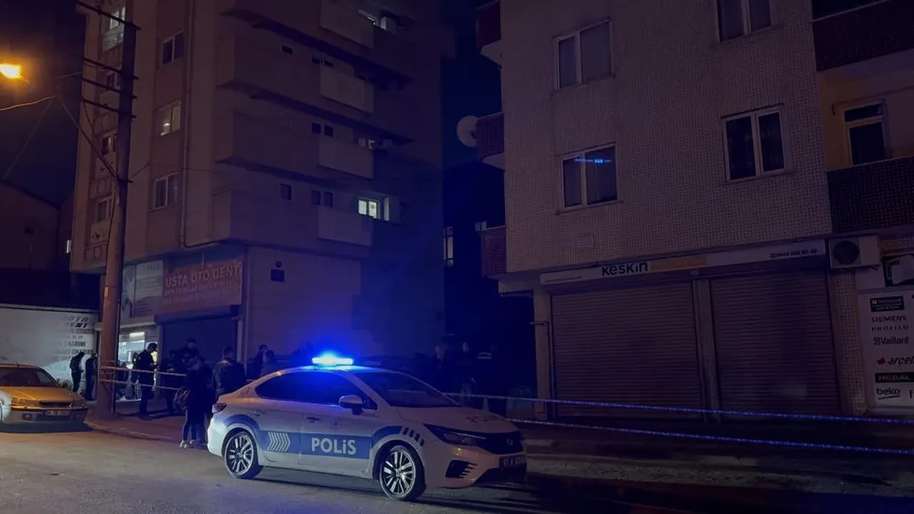 Gebze’de apartman girişinde çökme paniği! 22 hane acilen tahliye edildi
