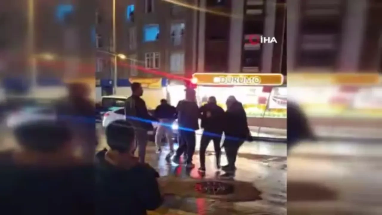 Kahvehane çıkışında tekme tokat birbirine girdiler: O anlar kamerada!