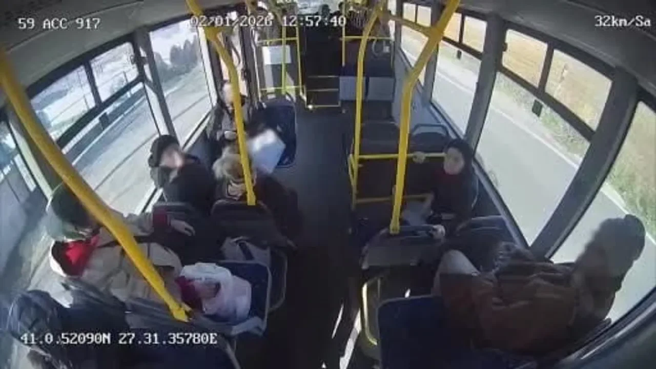 Kalbinden rahatsızlanan yolcuyu hastaneye yetiştirdi! O anlar güvenlik kamerasına yansıdı