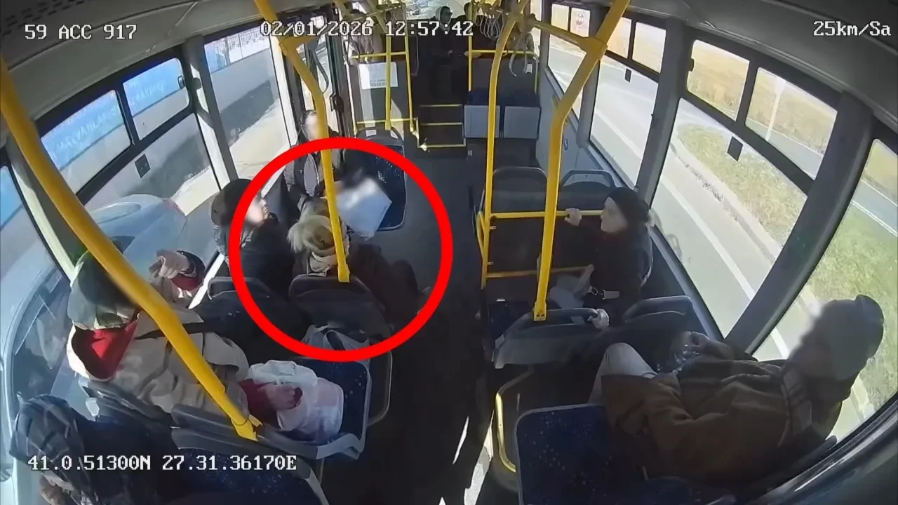 Kalp krizi geçiren yolcuyu hastaneye yetiştirdi! O anlar güvenlik kamerasına yansıdı