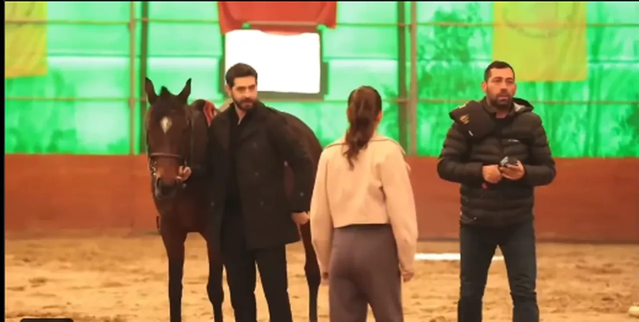 Kan Çiçekleri dizisinin kamera arkası yayınlandı! Barış Baktaş'ın Yağmur Yüksel’e tavrı tepki topladı 