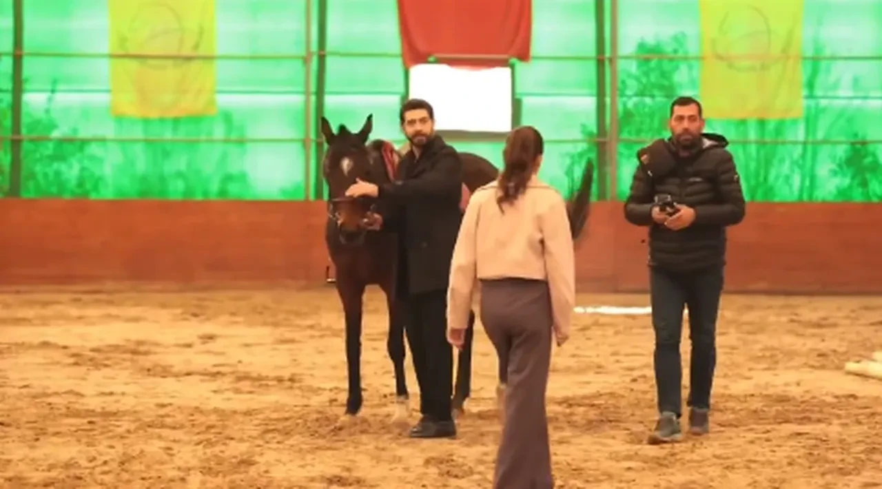 Kan Çiçekleri dizisinin kamera arkası yayınlandı! Barış Baktaş'ın Yağmur Yüksel’e tavrı tepki topladı 