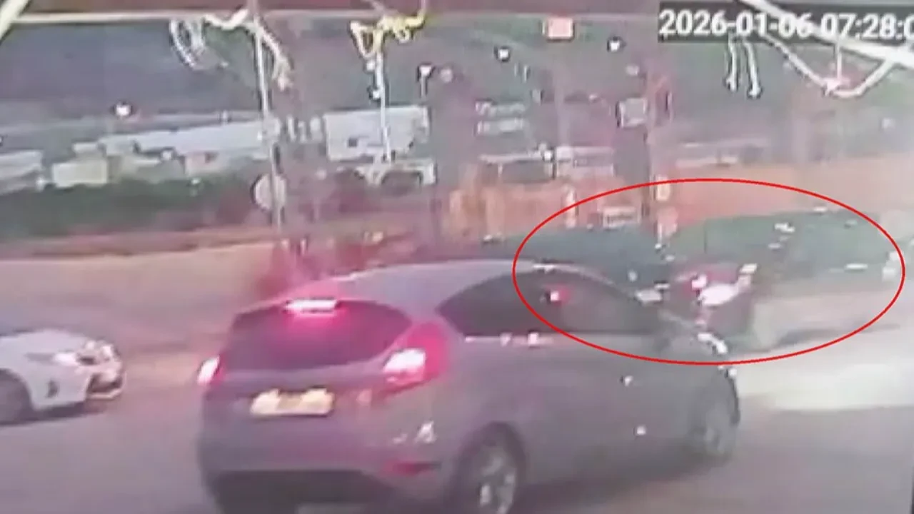 Kaza kavşağı haline gelen dönüşte yaşanan kaza kamerada!