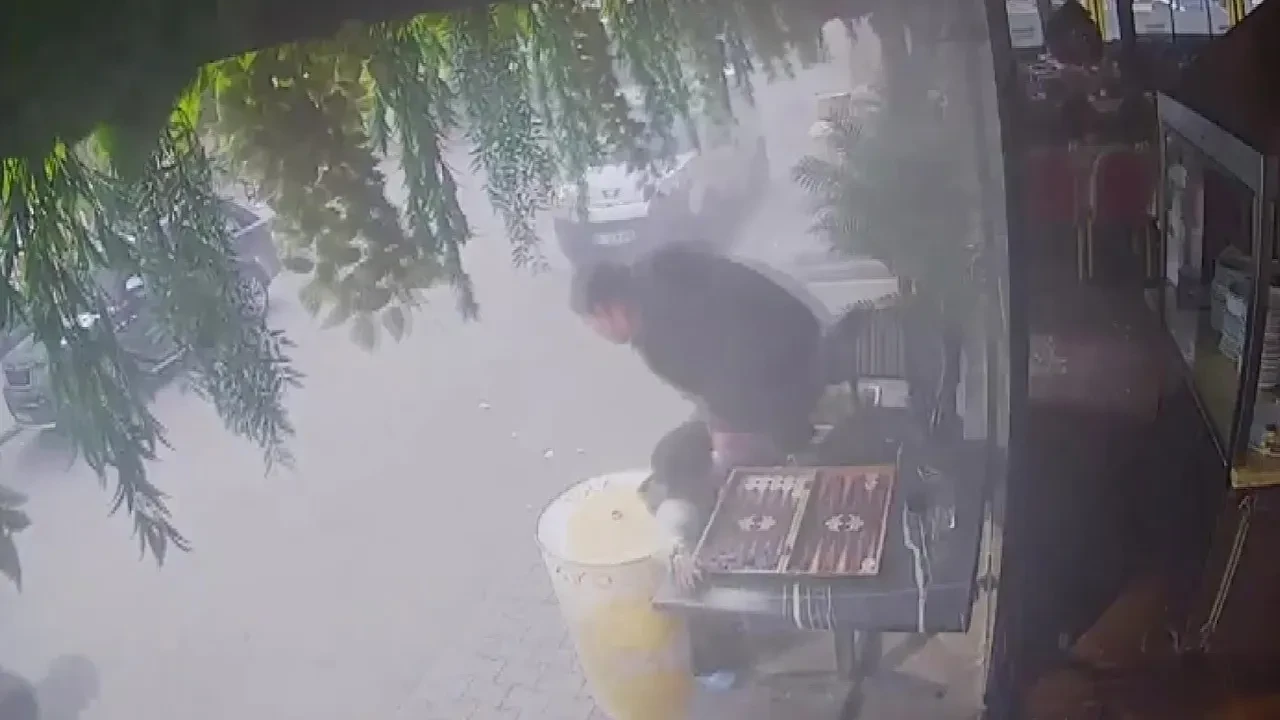  Klima borusunun bomba gibi patladığı anlar kamerada: Müşteriler sokağa kaçtı