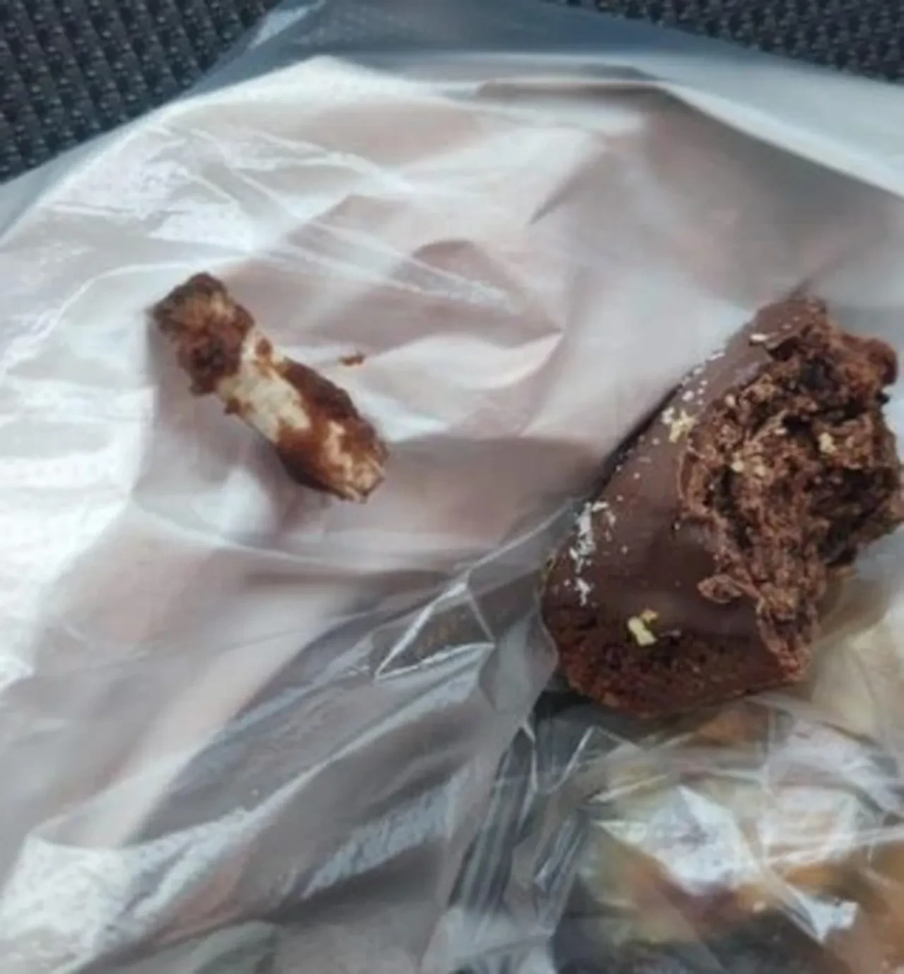 Kurabiyeyi ısırdığı an şoke oldu! Çikolata parçacığı yerine izmarit çıktı