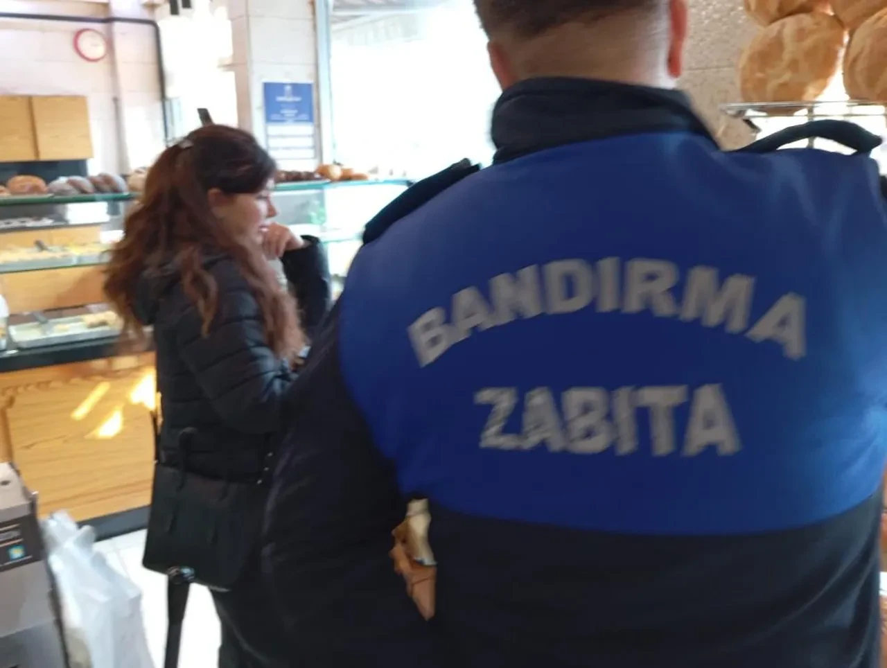 Kurabiyeyi ısırdığı an şoke oldu! Çikolata parçacığı yerine izmarit çıktı