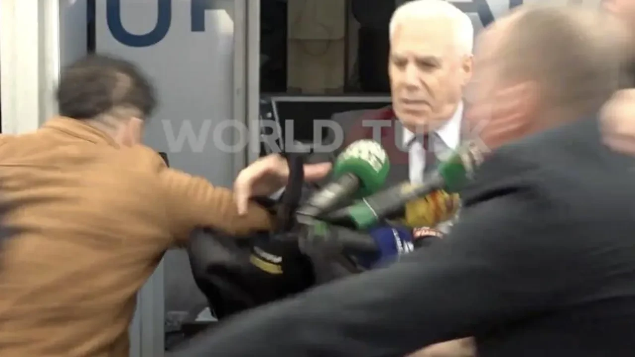 Mustafa Bozbey'e saldırı girişiminde yeni görüntü! Koşarak geldi, kürsüyü devirdi