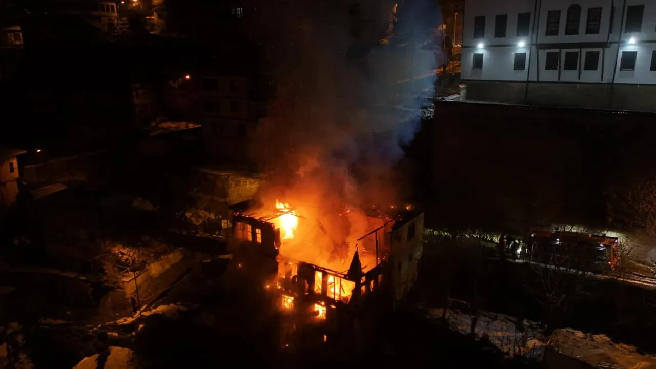 Safranbolu'da 200 yılık tarihi konak alevlere teslim oldu!