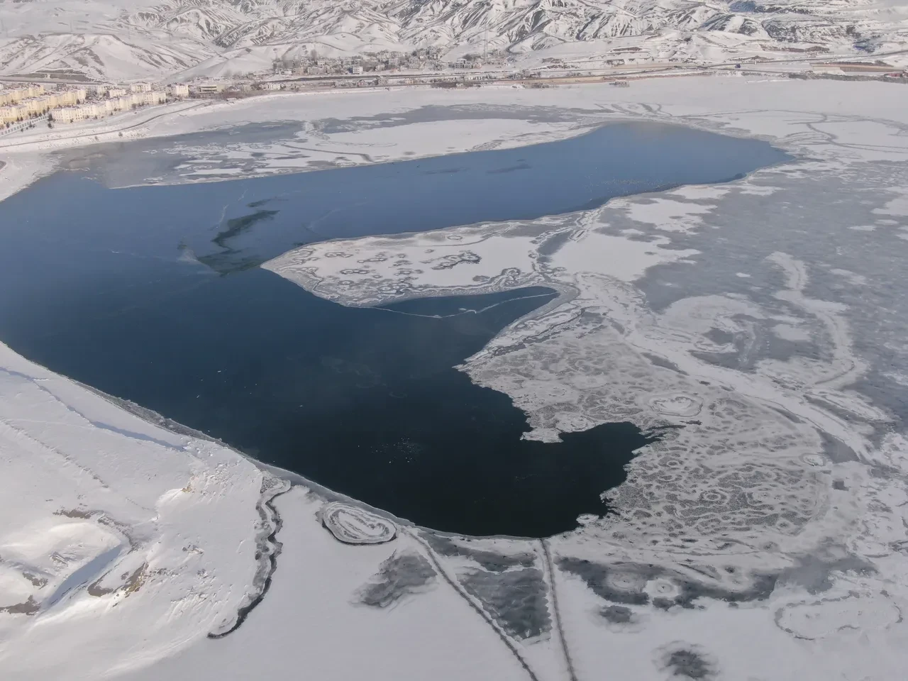 Sibirya soğukları etkisini gösterdi! Sıhke Göleti'nin yüzeyi dondu