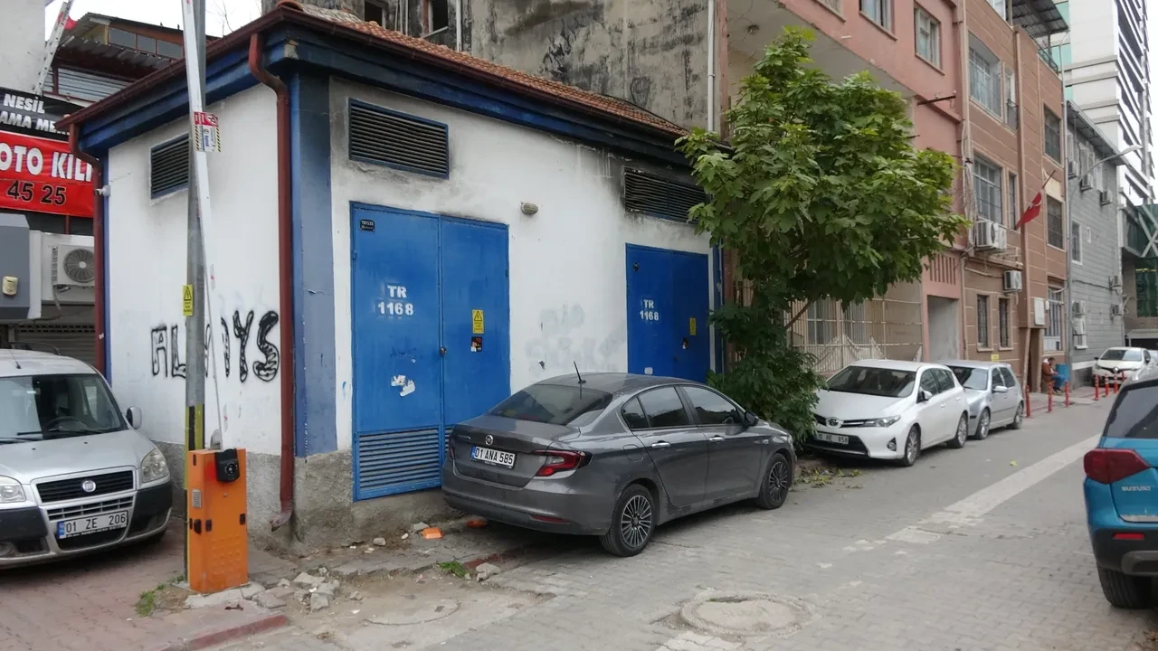 Adana'da sokak ortasında vahşet! 19 yaşındaki gencin vücudunu bıçakla delik deşik etti 