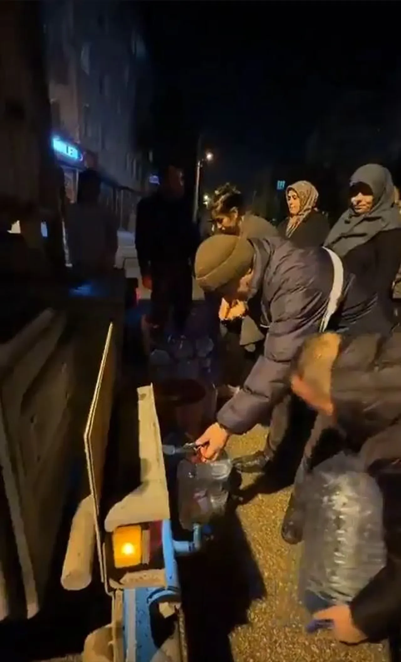 Ankara'da su krizi sürüyor! 'Nerede bu Mansur?' diyen vatandaşlara AK Parti Teşkilatı ve Sincan Belediyesi su dağıttı