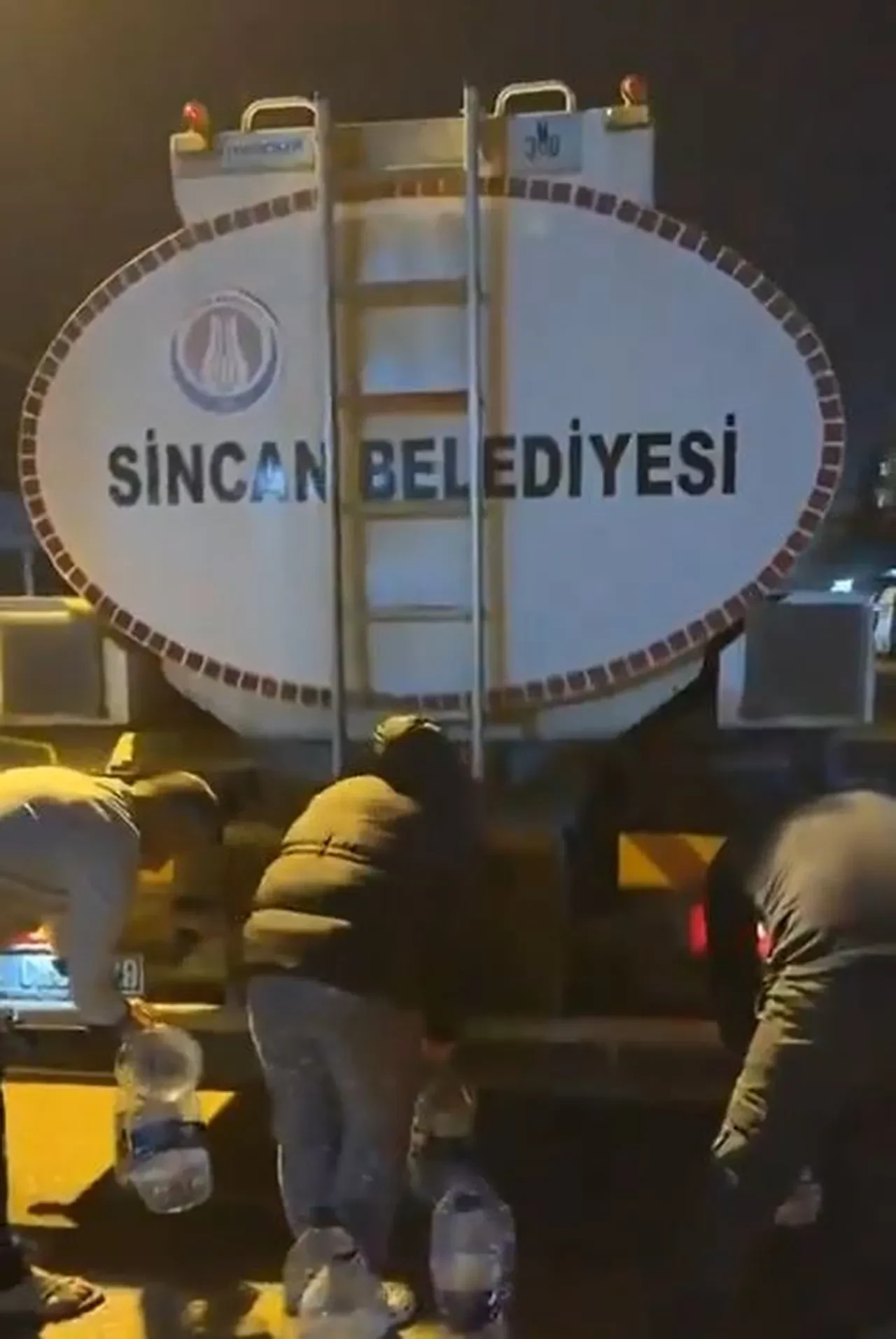 Ankara'da su krizi sürüyor! 'Nerede bu Mansur?' diyen vatandaşlara AK Parti Teşkilatı ve Sincan Belediyesi su dağıttı