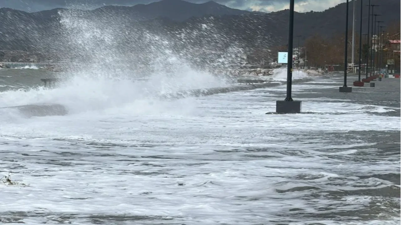 Balıkesir'de denizle kara birleşti, işletmeler sular altında kaldı
