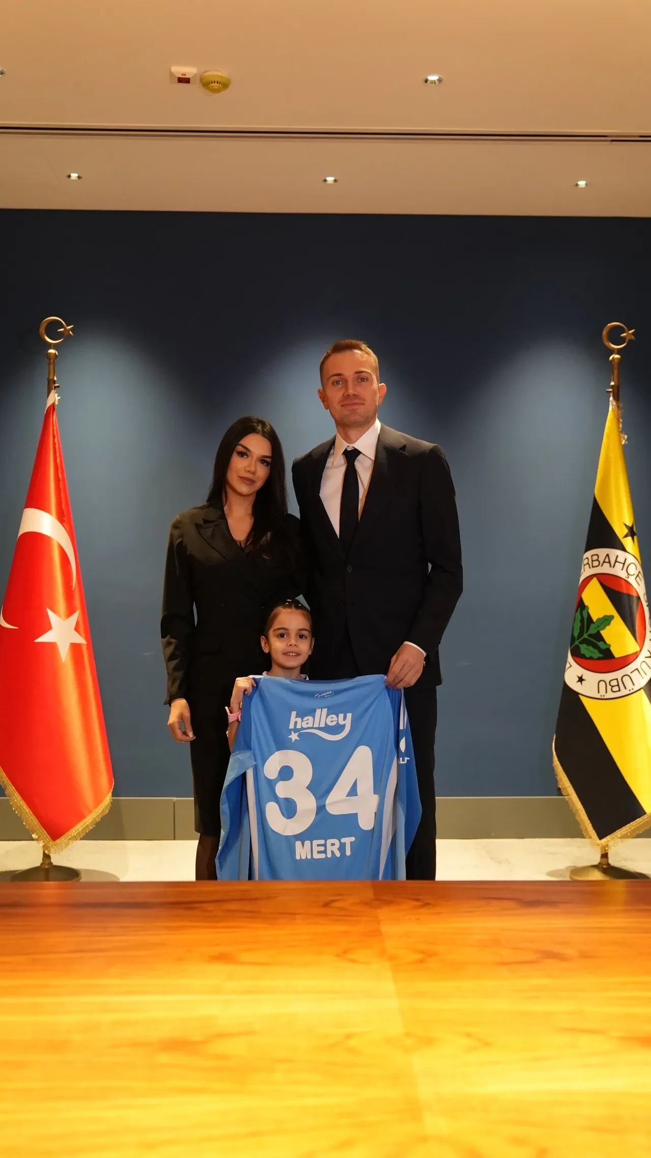 Beşiktaş'tan ayrılan Mert Günok'u Fenerbahçe resmen duyurdu!