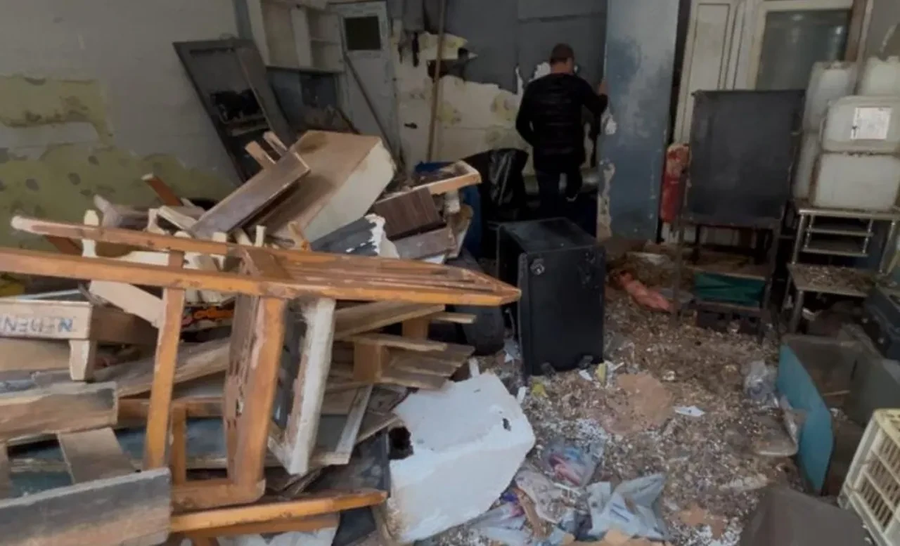 Dükkana giren vatandaşlar şoke oldu! Etrafa kaçıştılar, kötü koku tüm sokağı sardı