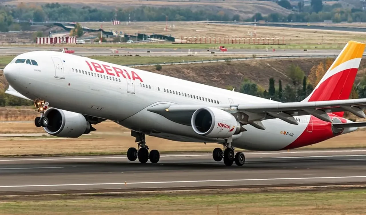 İberia şirketine ait yolcu uçağı
