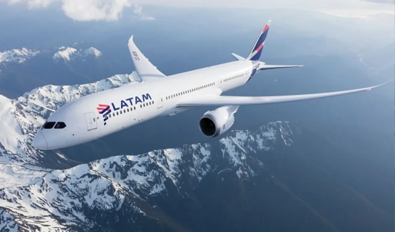 LATAM şirketine ait yolcu uçağı