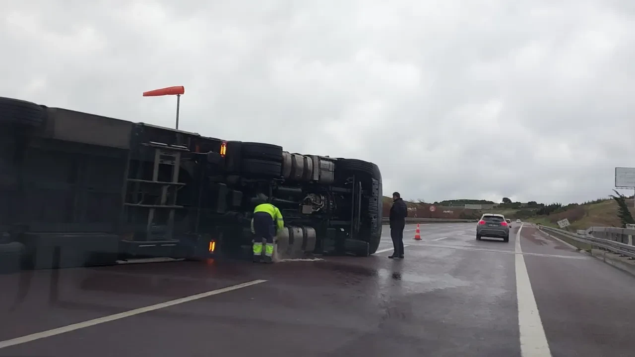 Fırtına otobanda tırı devirdi, sürücü kendi imkanlarıyla böyle çıktı!