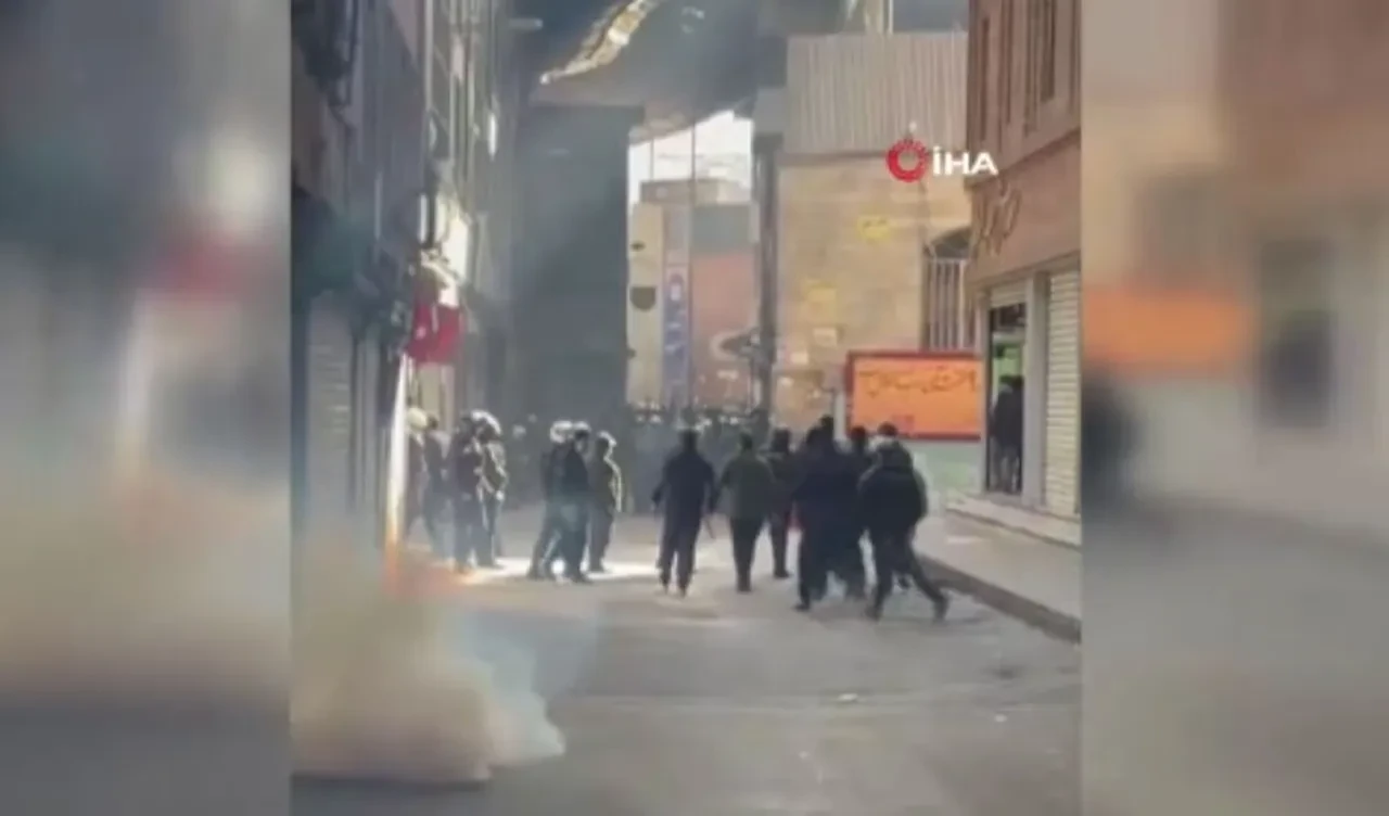 İran'da ekonomik sorunlar halkı sokağa döktü: Protestolarda can kaybı artıyor