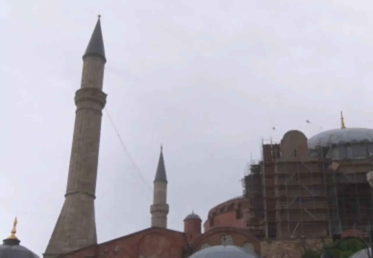İstanbul dahil birçok ilde fırtına ortalığı yıktı geçti! Ağaçlar devrildi, çatılar uçtu, deniz taştı