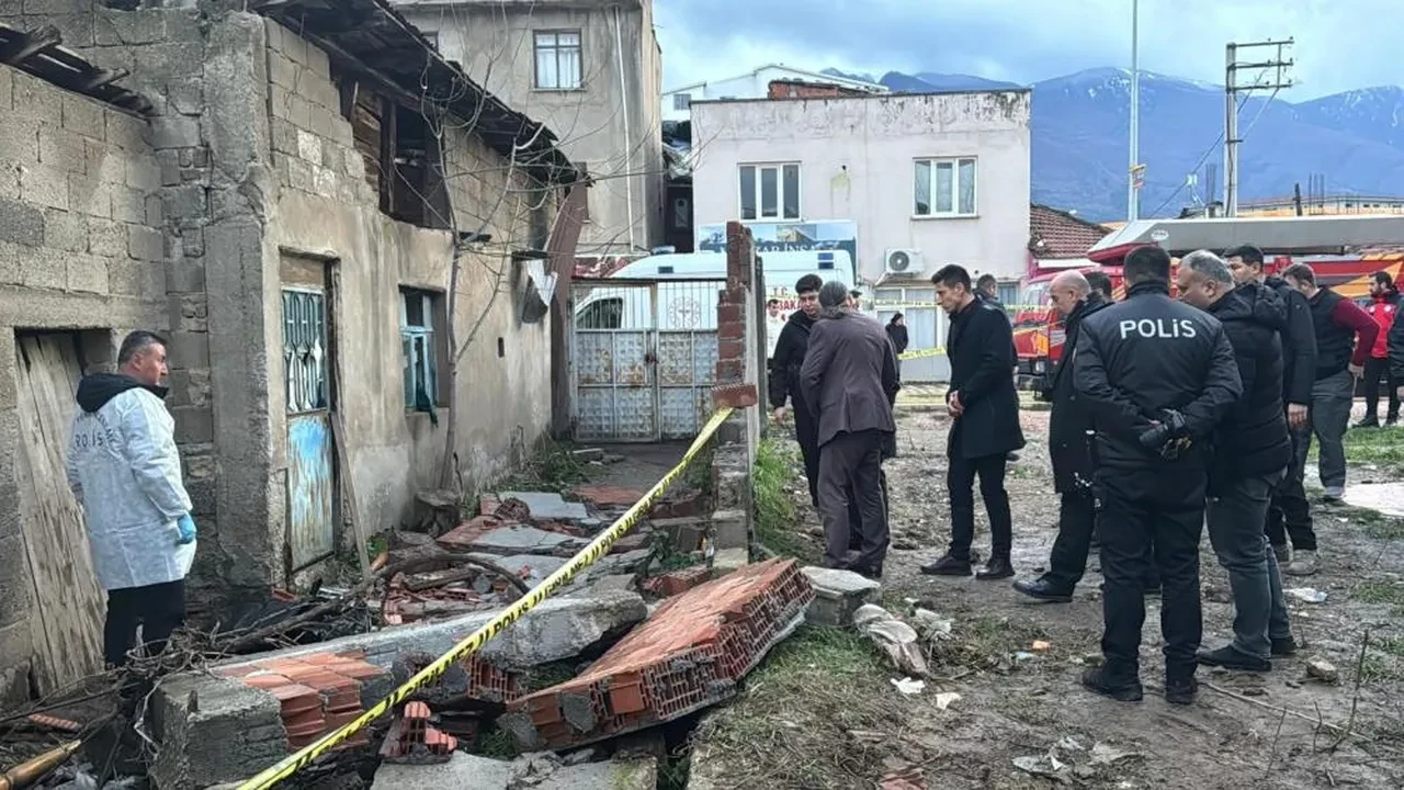 İstanbul dahil birçok ilde fırtına ortalığı yıktı geçti! Ağaçlar devrildi, çatılar uçtu, deniz taştı