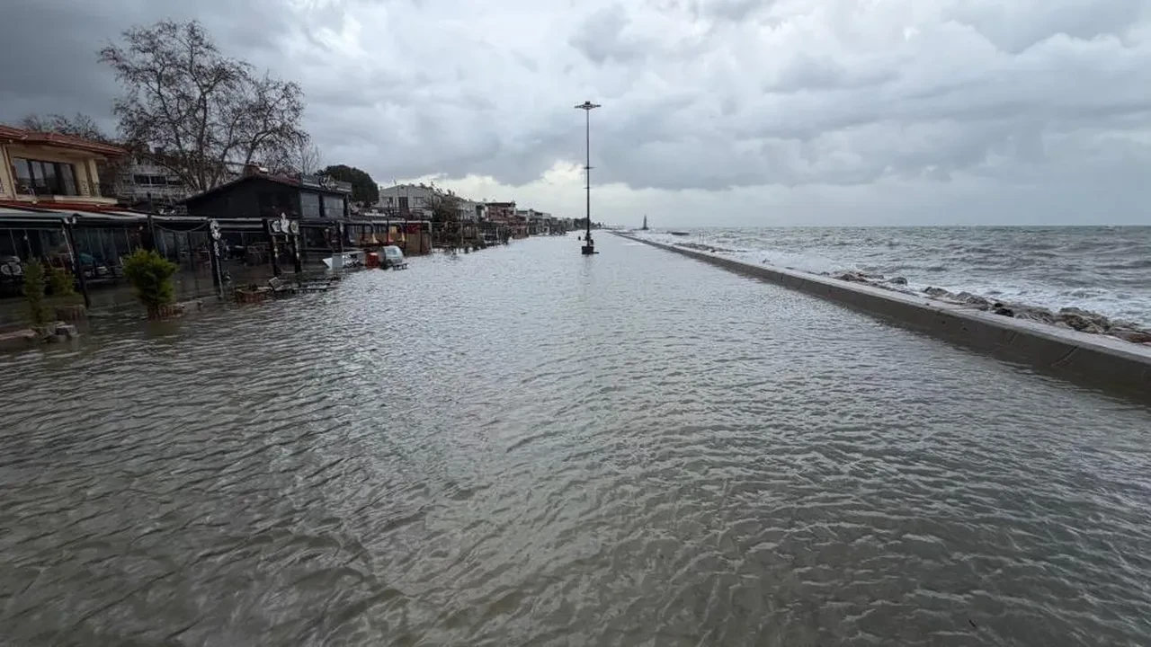 İstanbul dahil birçok ilde fırtına ortalığı yıktı geçti! Ağaçlar devrildi, çatılar uçtu, deniz taştı