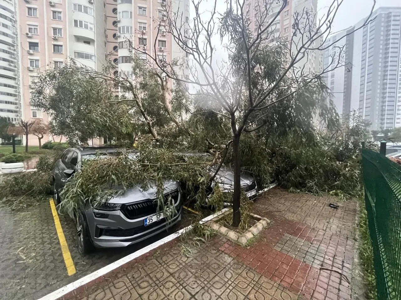 İstanbul dahil birçok ilde fırtına ortalığı yıktı geçti! Ağaçlar devrildi, çatılar uçtu, deniz taştı