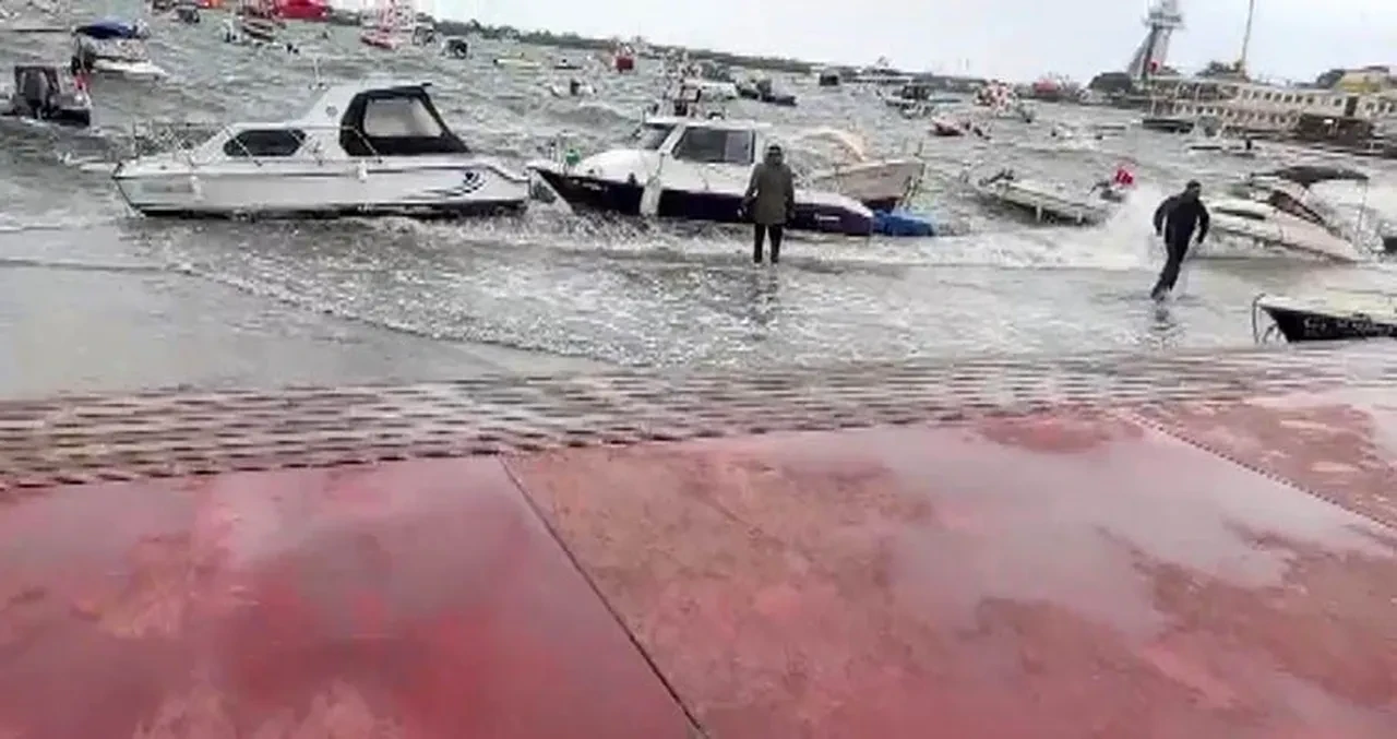 İstanbul dahil birçok ilde fırtına ortalığı yıktı geçti! Ağaçlar devrildi, çatılar uçtu, deniz taştı