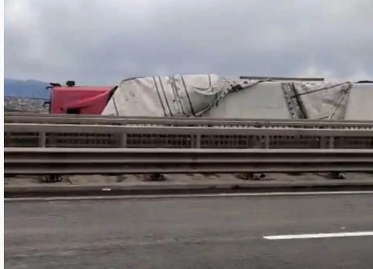 İstanbul dahil birçok ilde fırtına ortalığı yıktı geçti! Ağaçlar devrildi, çatılar uçtu, deniz taştı