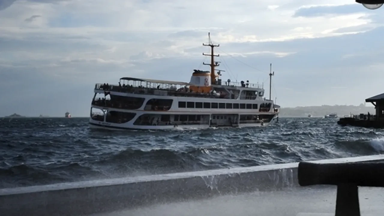 İstanbul'da bazı deniz seferleri iptal edildi! Megakenti fırtına vurdu