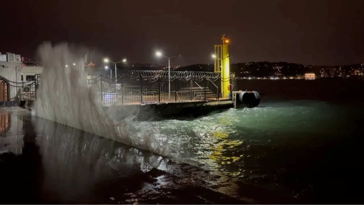 İstanbul’da kuvvetli rüzgar! Dalgalar kıyıyı dövdü: O anlar kamerada 
