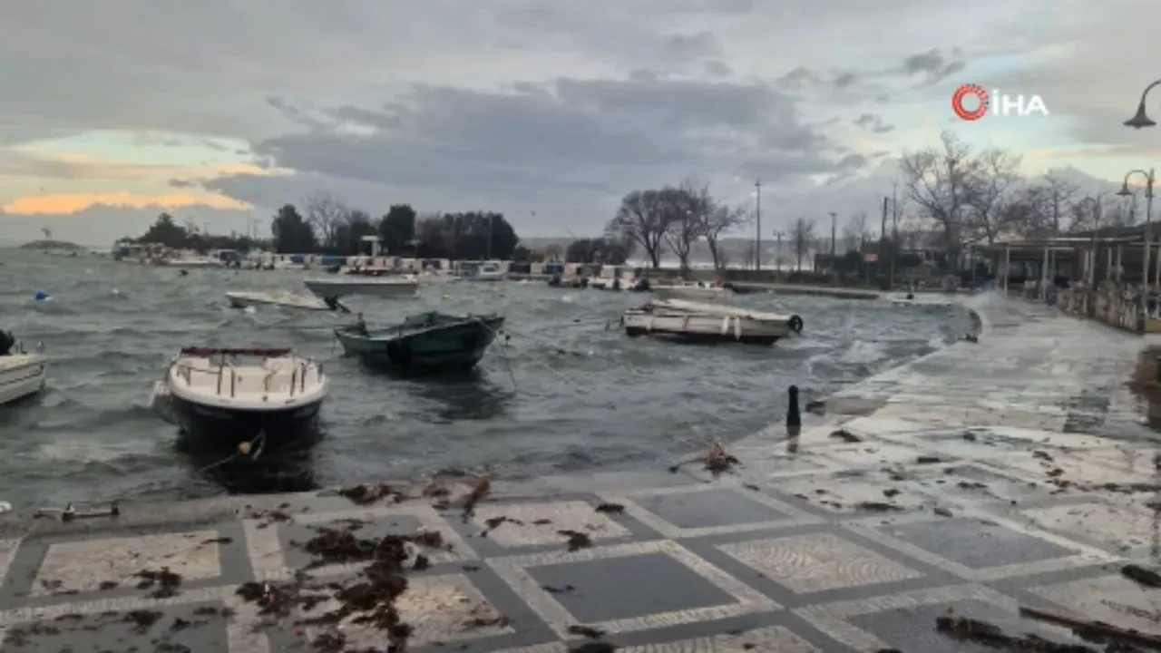 İstanbul'u fırtına vurdu! Sahilde yürümekte zorlanan kadın güçlükle ilerledi 