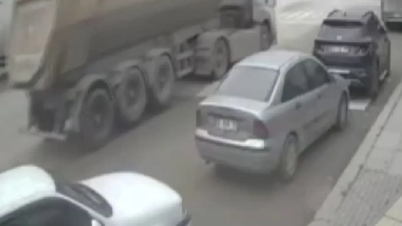 Kamyon 4 aracı biçti! Panik anları kamerada