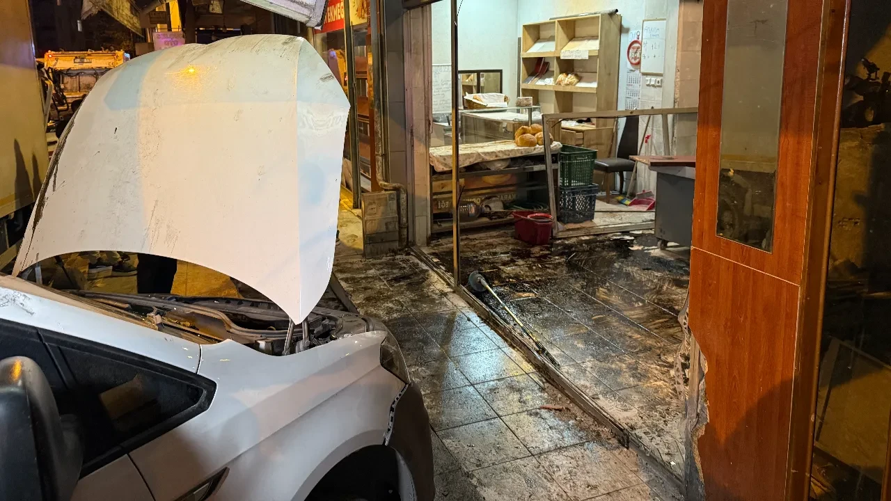 Kamyonun çarptığı araç fırına daldı: O anlar kamerada!