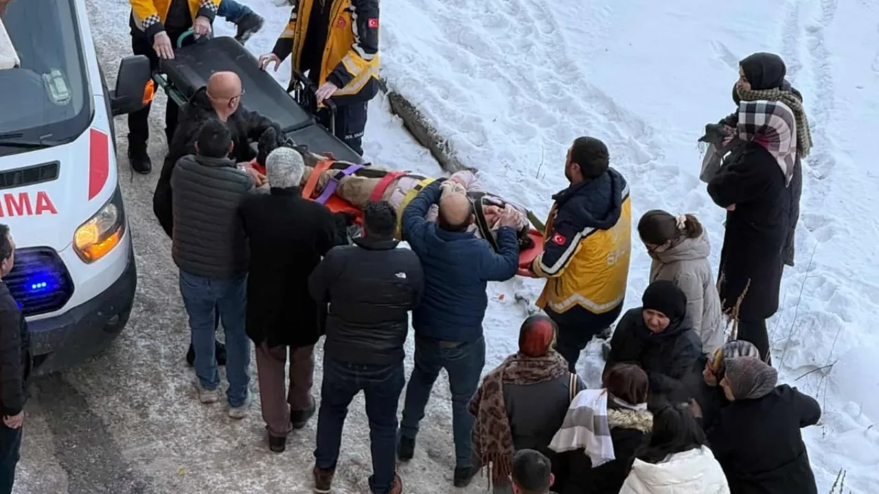 Kars'ta servis bekleyen çocuğun başına buz kütlesi düştü
