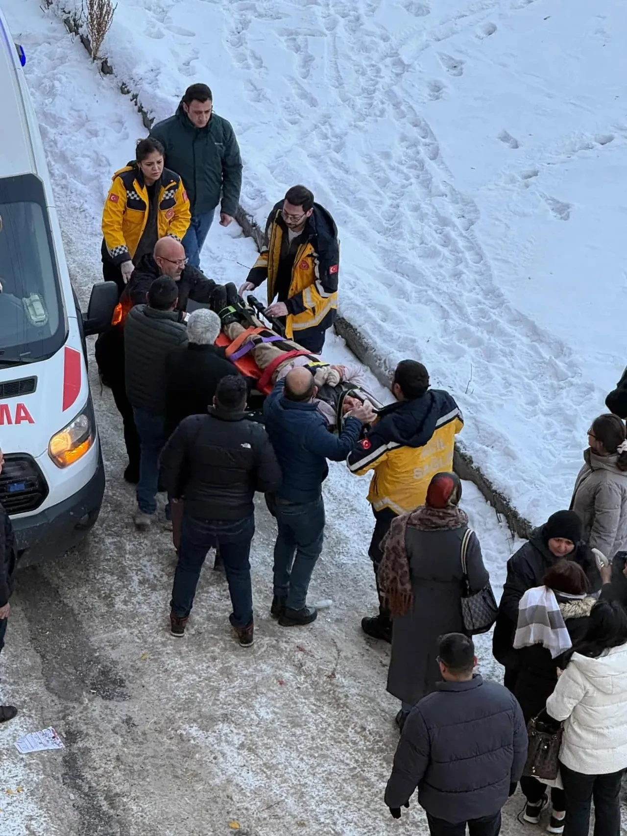 Kars'ta servis bekleyen çocuğun başına buz kütlesi düştü
