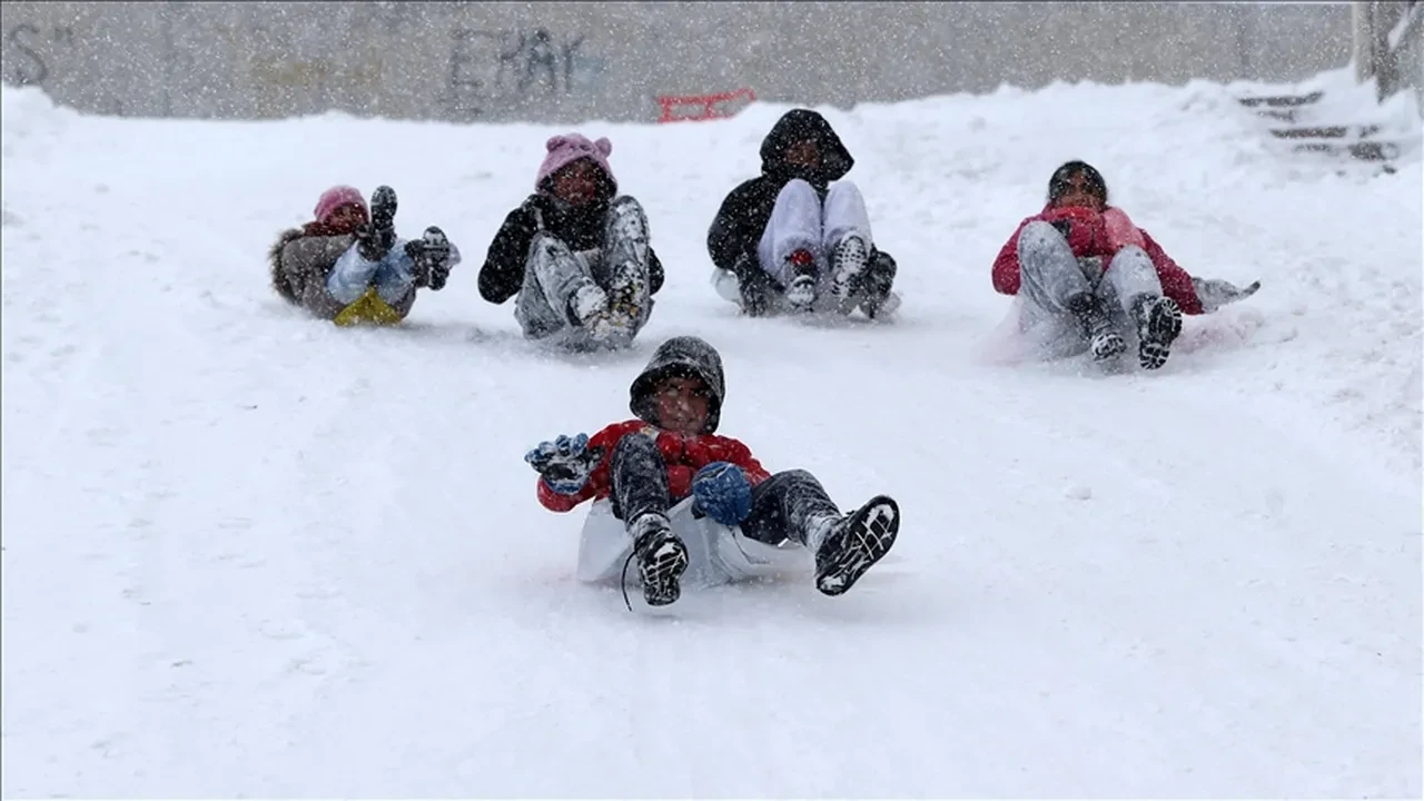 Eğitime kar ve fırtına engeli! İşte okulların tatil edildiği iller