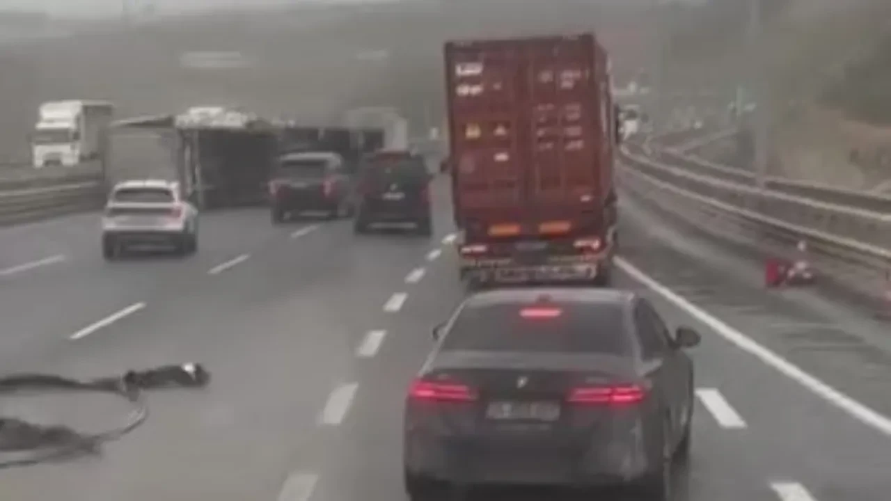 Kuzey Marmara Otoyolu'nda korku dolu anlar! Dev tır kağıt gibi devrildi!