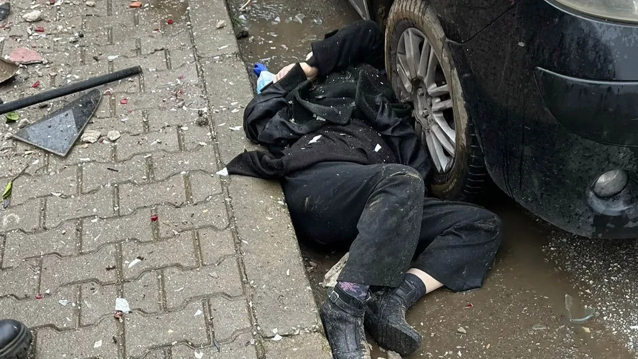 Otomobil park halindeki araçlara çarpıp bahçeye uçtu: 1'i ağır 6 yaralı