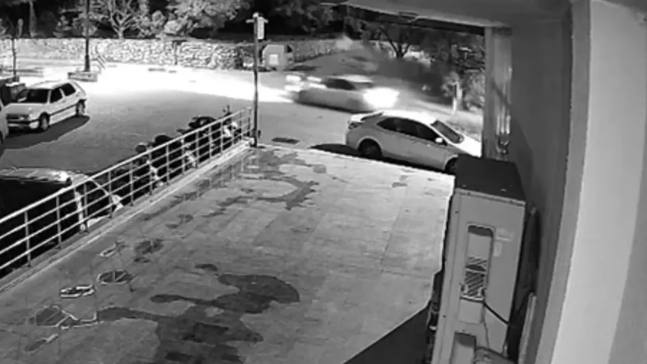 Otomobilin çarptığı motosikletli metrelerce savruldu! O anlar kamerada