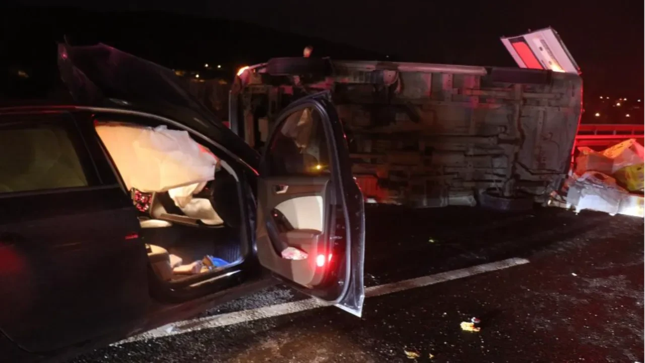 Sakarya'da feci kaza! Otomobil ile minibüs çarpıştı, otoyolu kilitlendi: Ölü ve yaralılar var