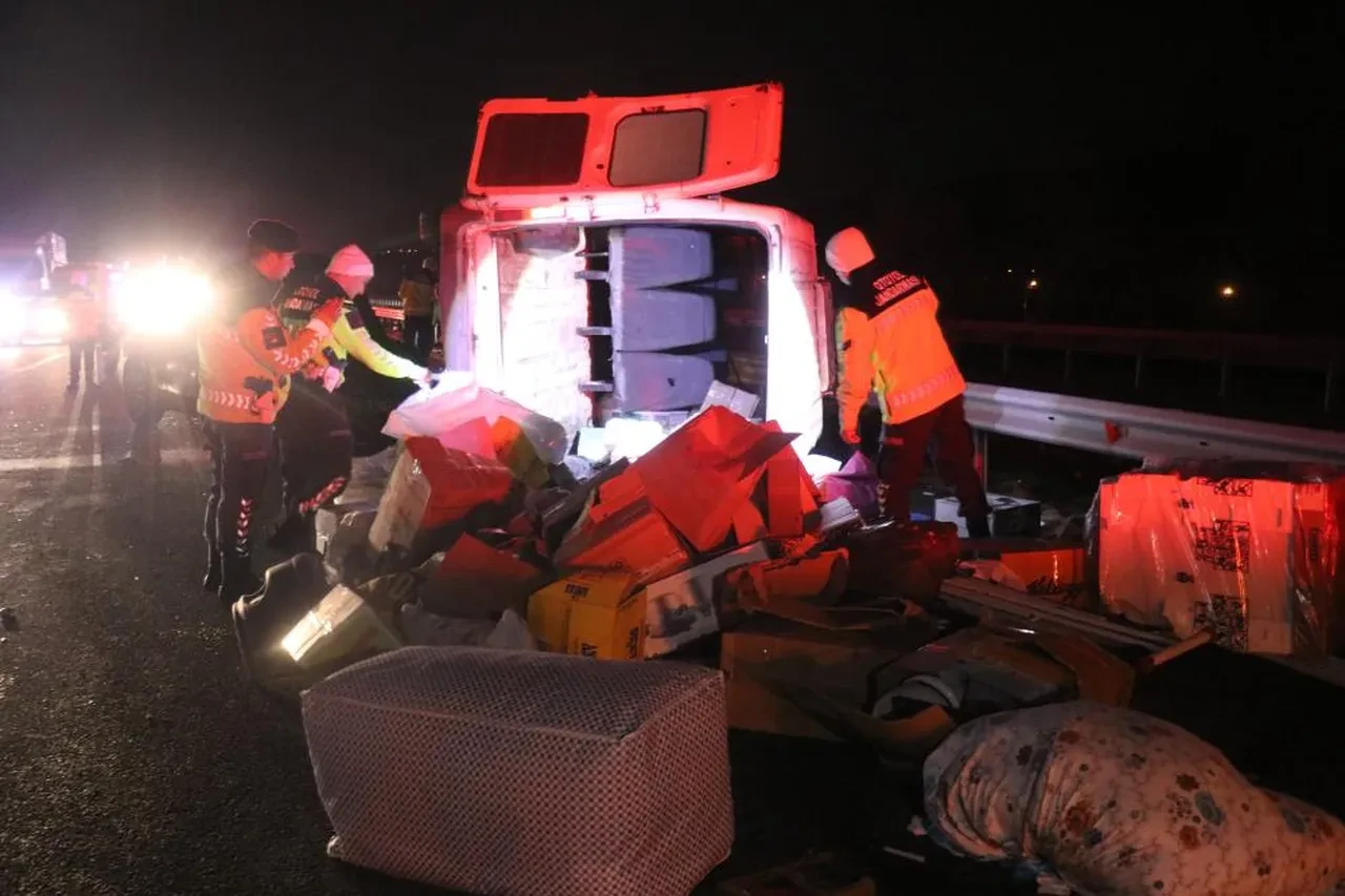 Sakarya'da feci kaza! Otomobil ile minibüs çarpıştı, otoyolu kilitlendi: Ölü ve yaralılar var