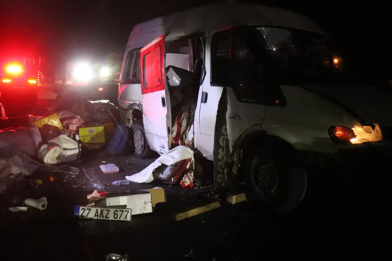 Sakarya'da feci kaza! Otomobil ile minibüs çarpıştı, otoyolu kilitlendi: Ölü ve yaralılar var