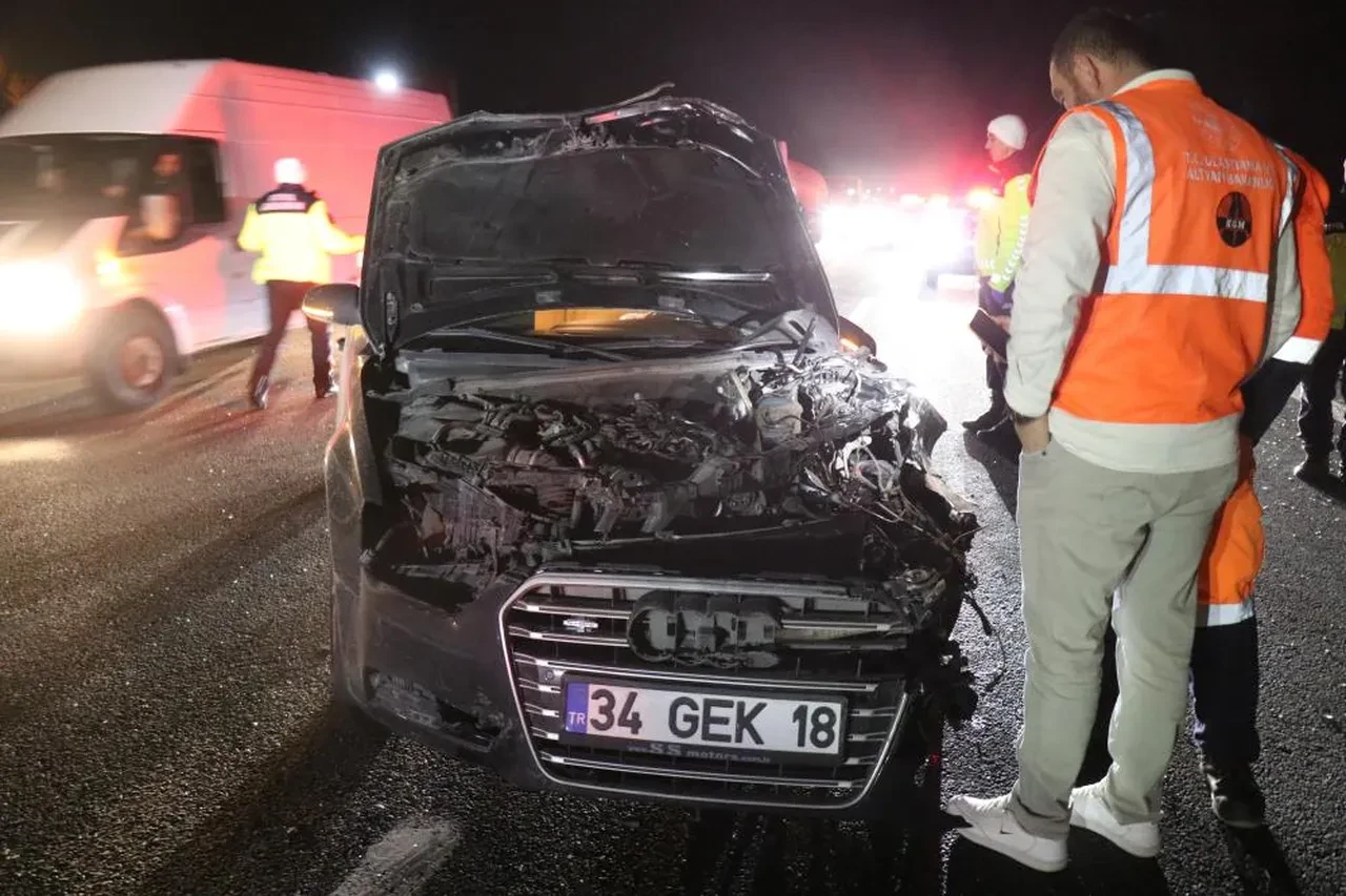Sakarya'da feci kaza! Otomobil ile minibüs çarpıştı, otoyolu kilitlendi: Ölü ve yaralılar var