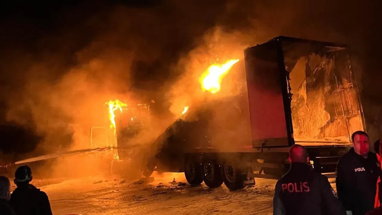 Seyir halindeki tır alev topuna döndü