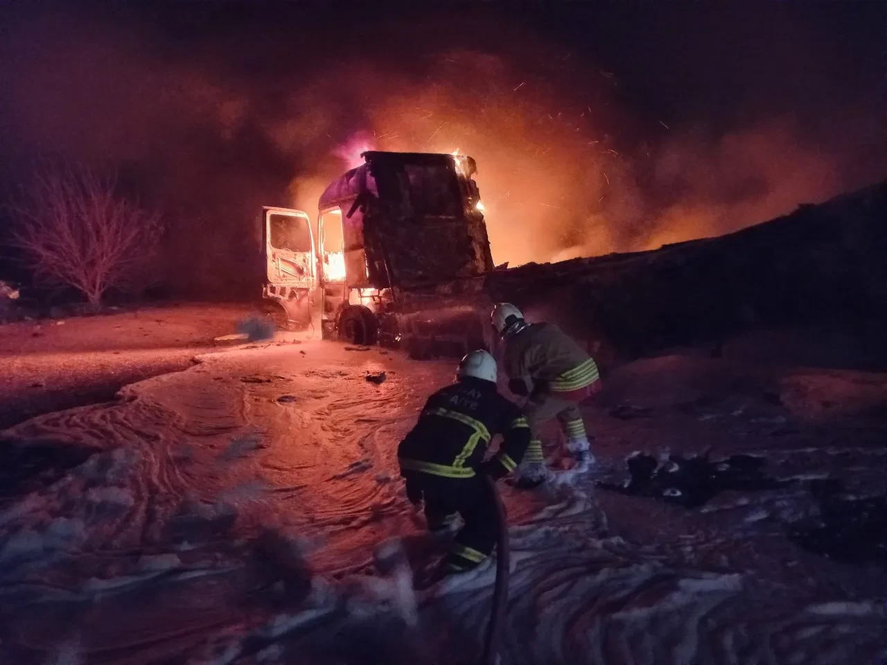 Seyir halindeki tır alev topuna döndü