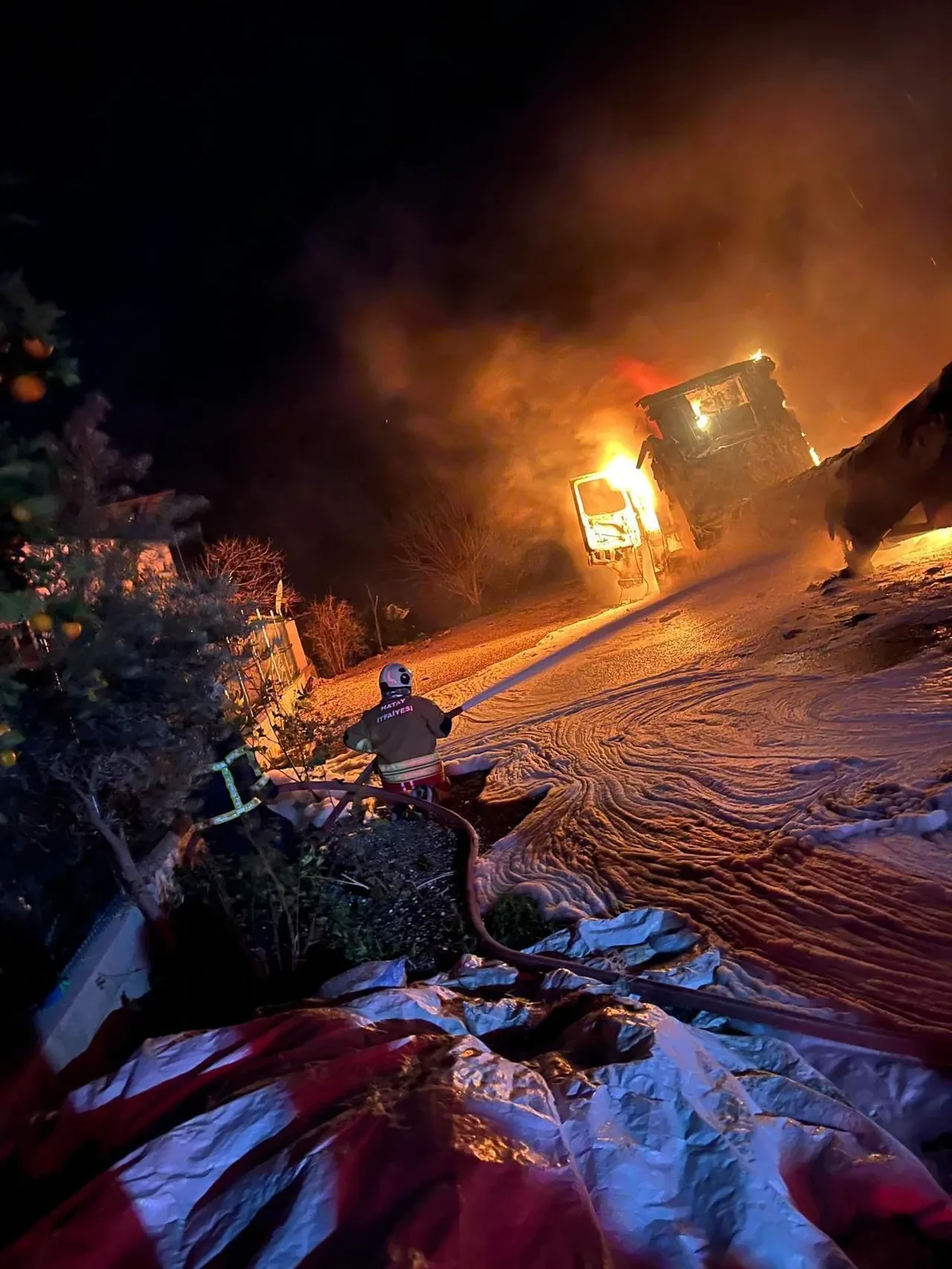 Seyir halindeki tır alev topuna döndü