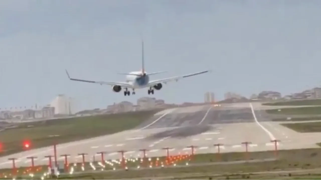 Yürekler ağza geldi! Uçağın fırtınayla mücadelesi kamerada 